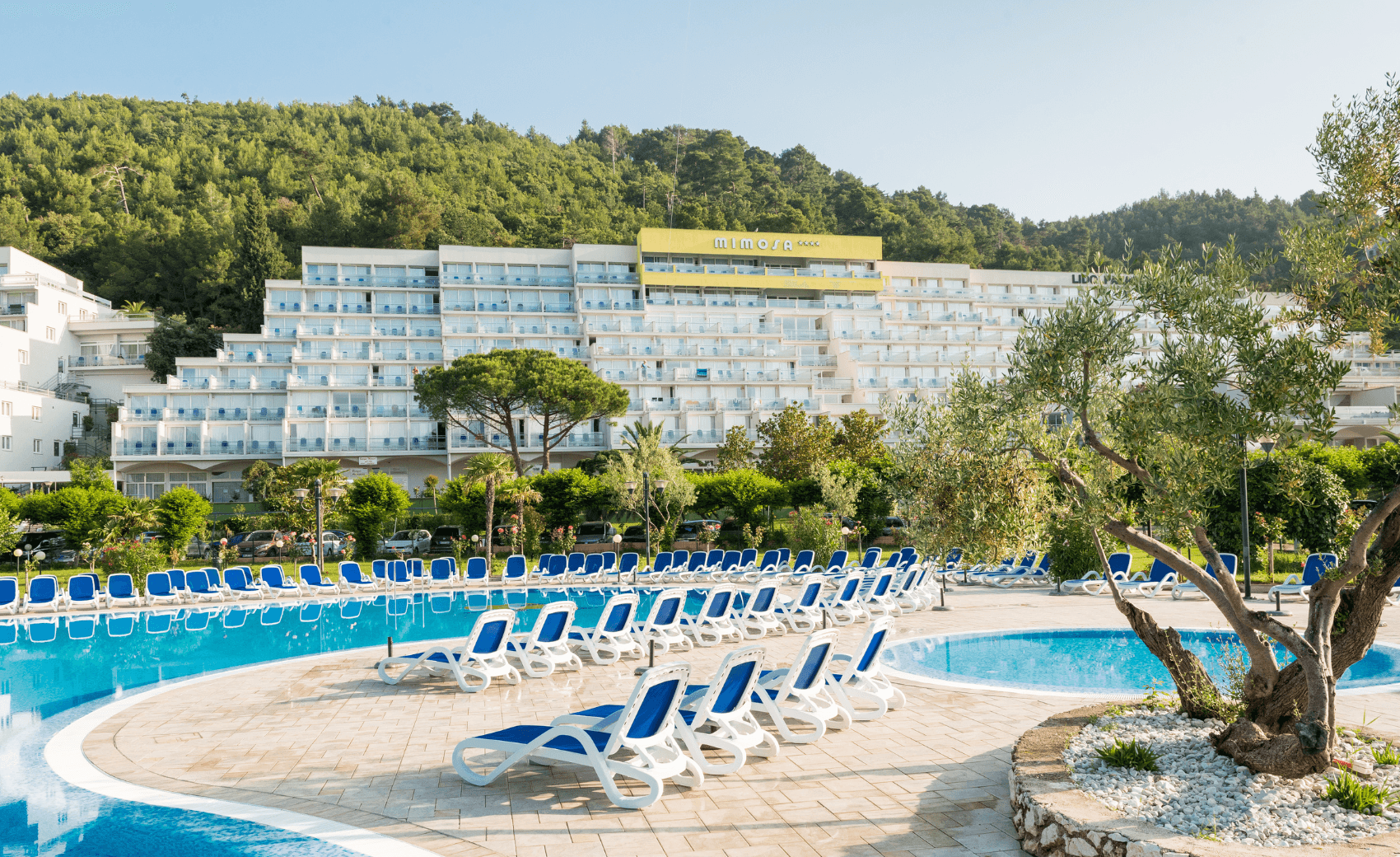 Zimmer mit Meerblick sind ideal für einen erholsamen Urlaub. Das Hotel bietet ein gutes Preis-Leistungsverhältnis nur wenige Schritte vom Strand entfernt.