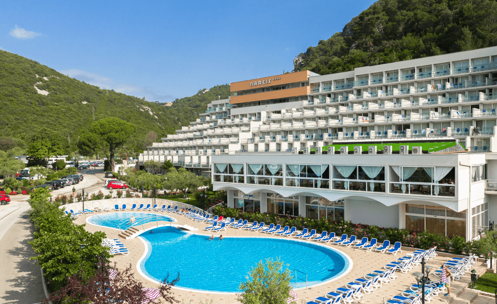 Hotel Narcis smješten je u Rapcu, na 5 minuta hoda do plaže, te nudi all-inclusive ponudu za obiteljski, aktivan i sportski odmor.