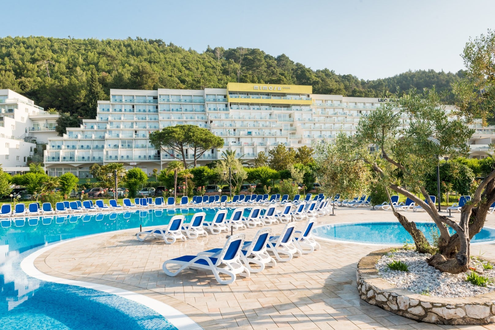 Zimmer mit Meerblick sind ideal für einen erholsamen Urlaub. Das Hotel bietet ein gutes Preis-Leistungsverhältnis nur wenige Schritte vom Strand entfernt.