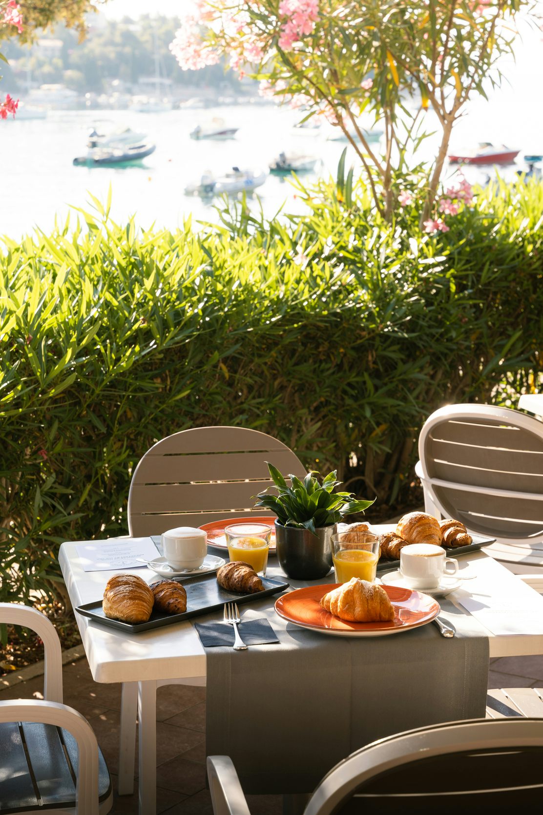 <p>Lo snack bar Ancora Beach offre agli ospiti una combinazione di atmosfera attraente e romantica della terrazza con una vista unica sul porto e sul centro di Rabac, accompagnata da deliziosi snack e bevande rinfrescanti!</p>