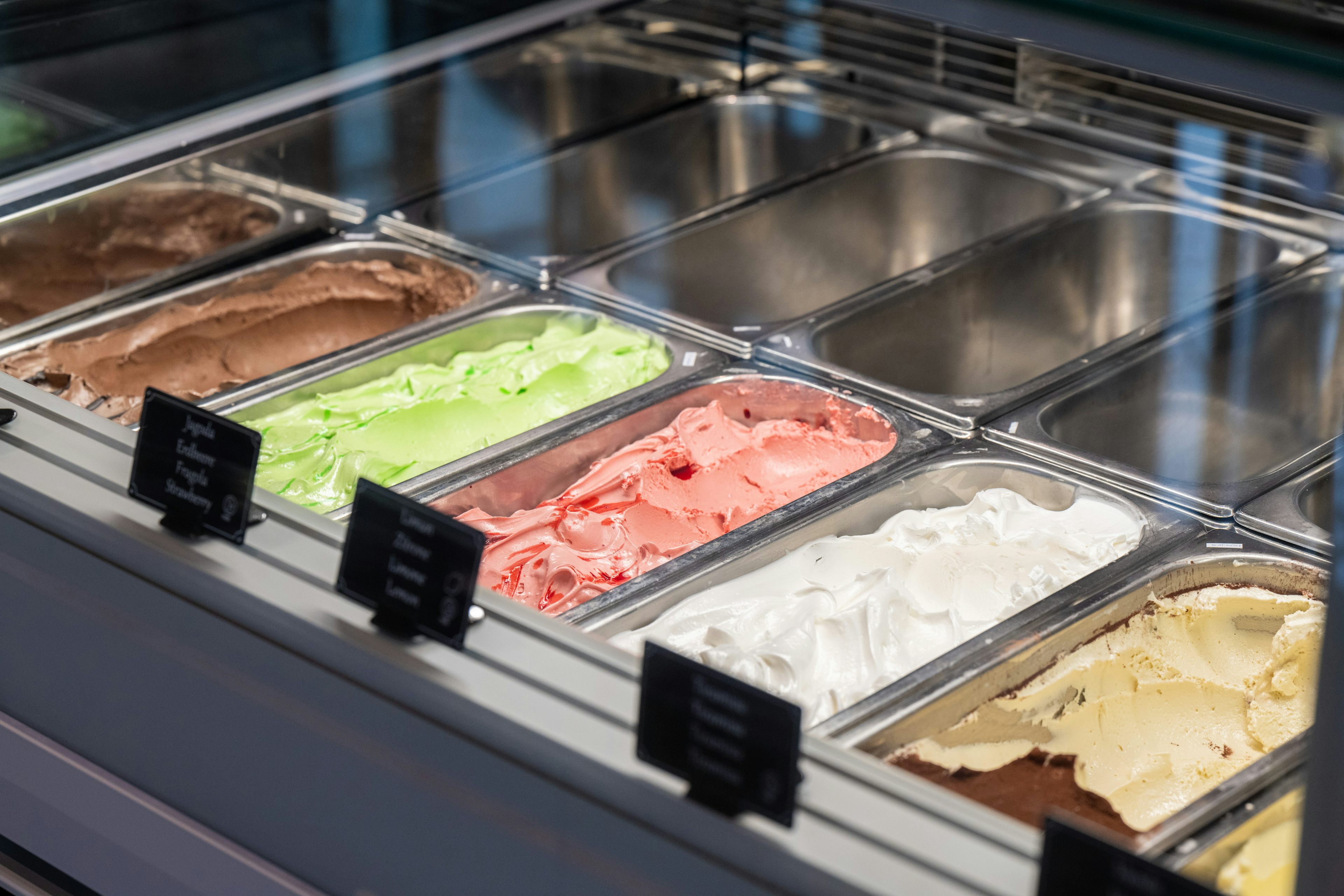 <p>Prova il nostro famoso gelato artigianale con diversi gusti. Situato direttamente sulla spiaggia, ti offre un rapido e delizioso refrigerio dalla calura estiva!</p>