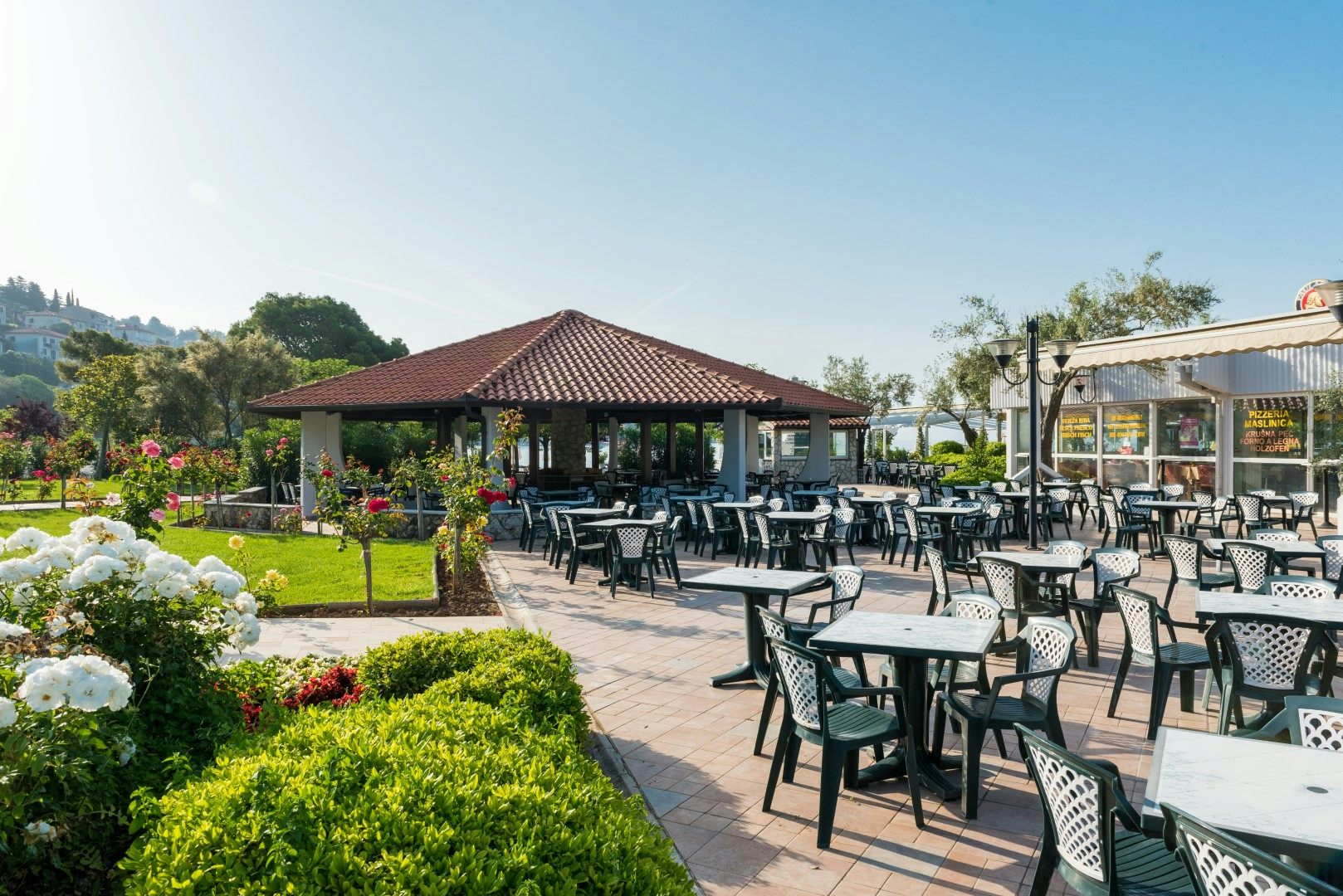<ul><li>Hotelski restorani (1850 sjedećih mjesta) </li><li>Grill restoran Oliva (440 sjedećih mjesta) </li><li>Konferencijski bar</li><li>Hedera Club bar (Hedera Hotel 4*) </li><li>Ancora bar (uz plažu)</li></ul>